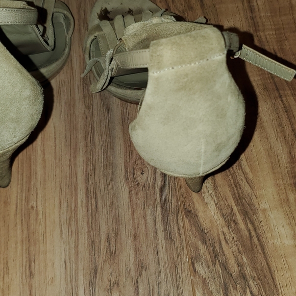 Gucci Suede Fringe Trim Accent T-Strap Sandals - Picture 15 of 16